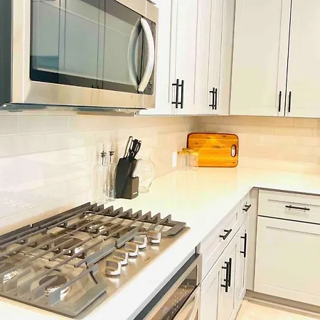 Family-friendly Urban Retreat: Experience The Comfort Of This Inviting Apartment, Perfect For Families. Apartment *