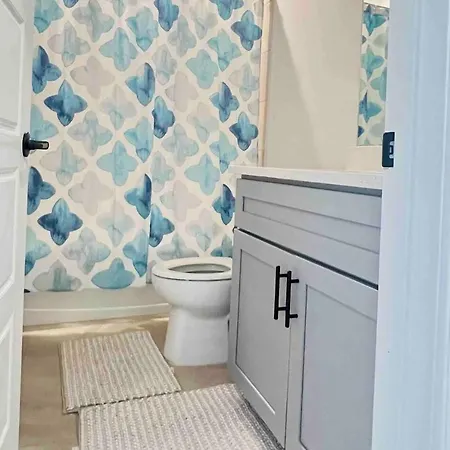Family-friendly Urban Retreat: Experience The Comfort Of This Inviting Apartment, Perfect For Families. *